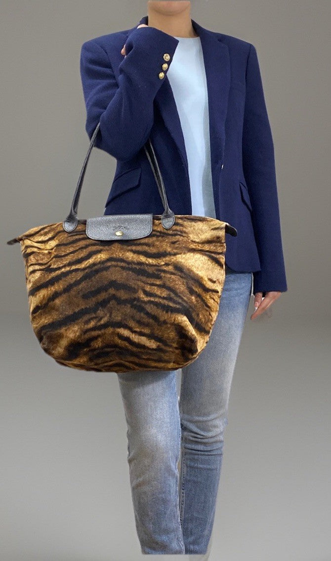 longchamp-le-pliage-limited-edition-animalprint-getragen