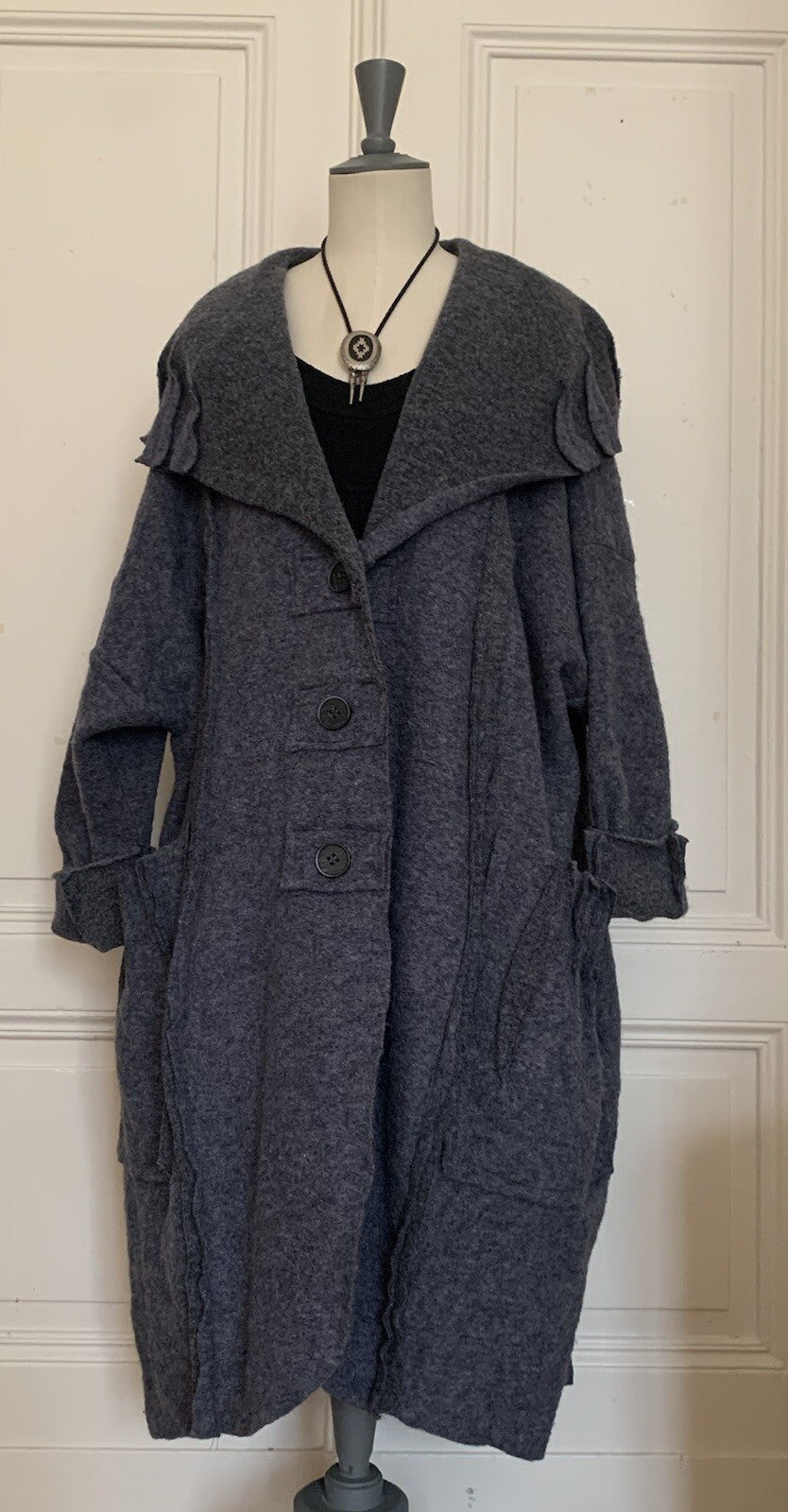 Oversize Damenmantel in Grau mit Knopfleiste und weichem Stoff
