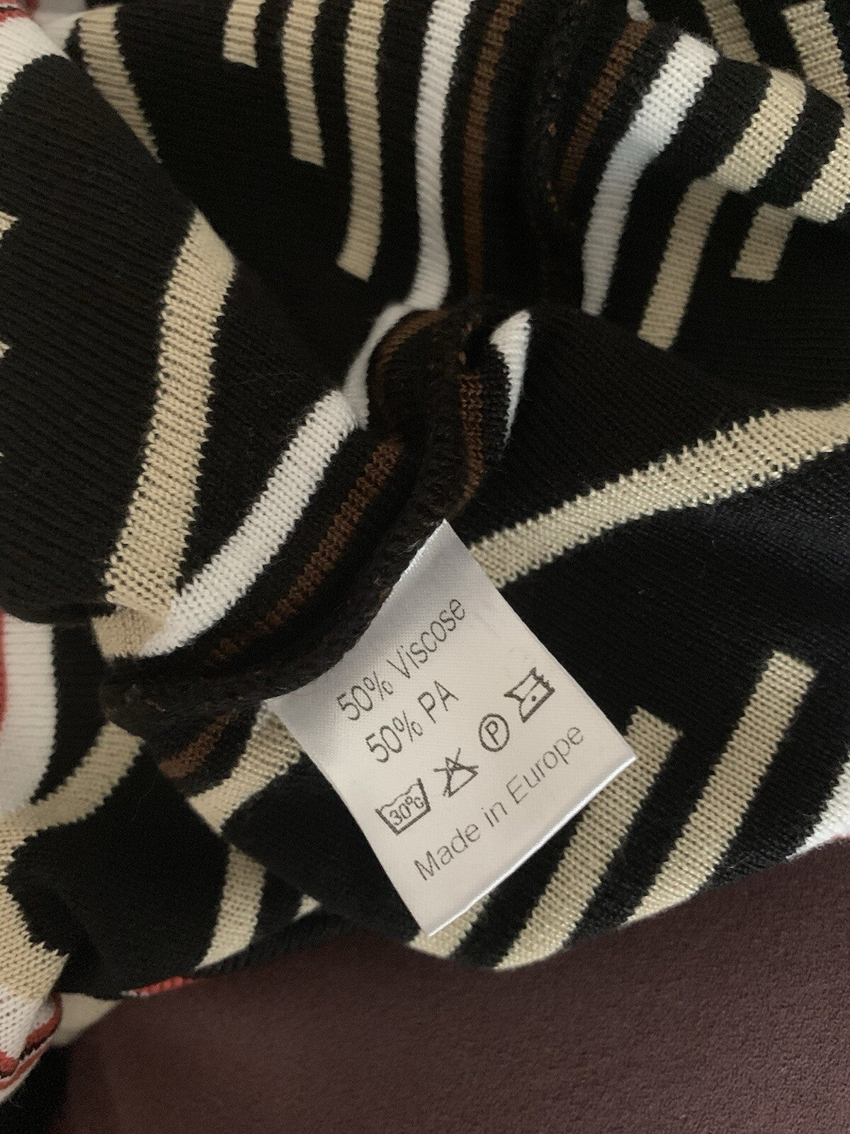 Materialetikett Peter Luft Poncho – 50 Prozent Viskose 50 Prozent Polyamid