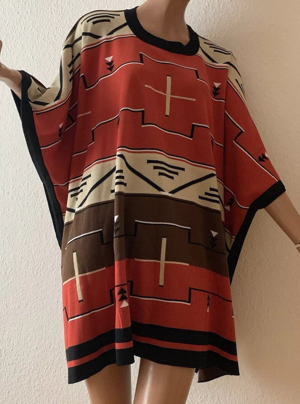 Vintage Peter Luft Limited Edition Poncho mit Ethno Tribal Muster in Rot, Beige und Braun – Damen Strick Cape Größe L