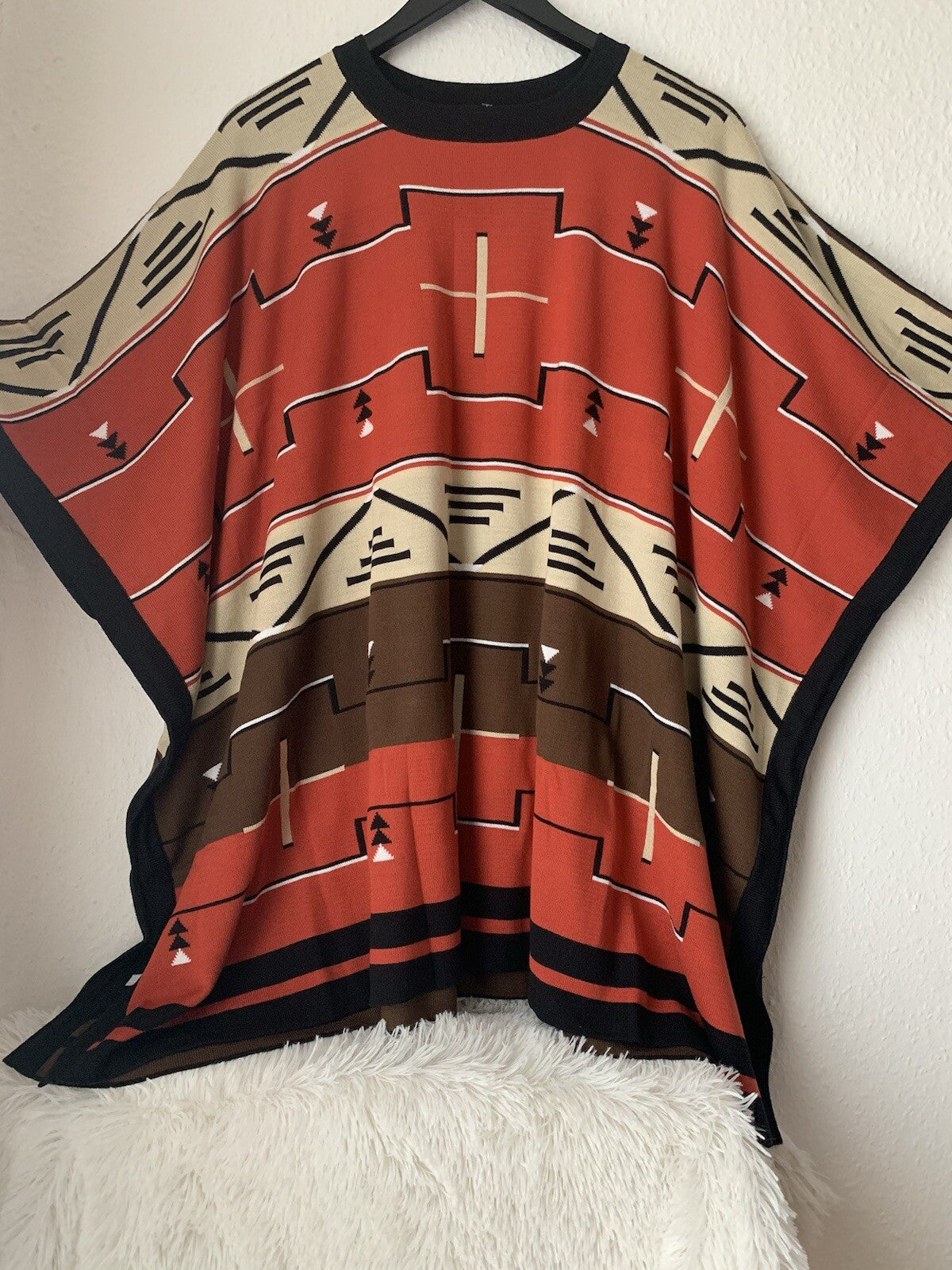 Vintage Peter Luft Limited Edition Poncho mit Ethno Tribal Muster in Rot, Beige und Braun ausgelegt