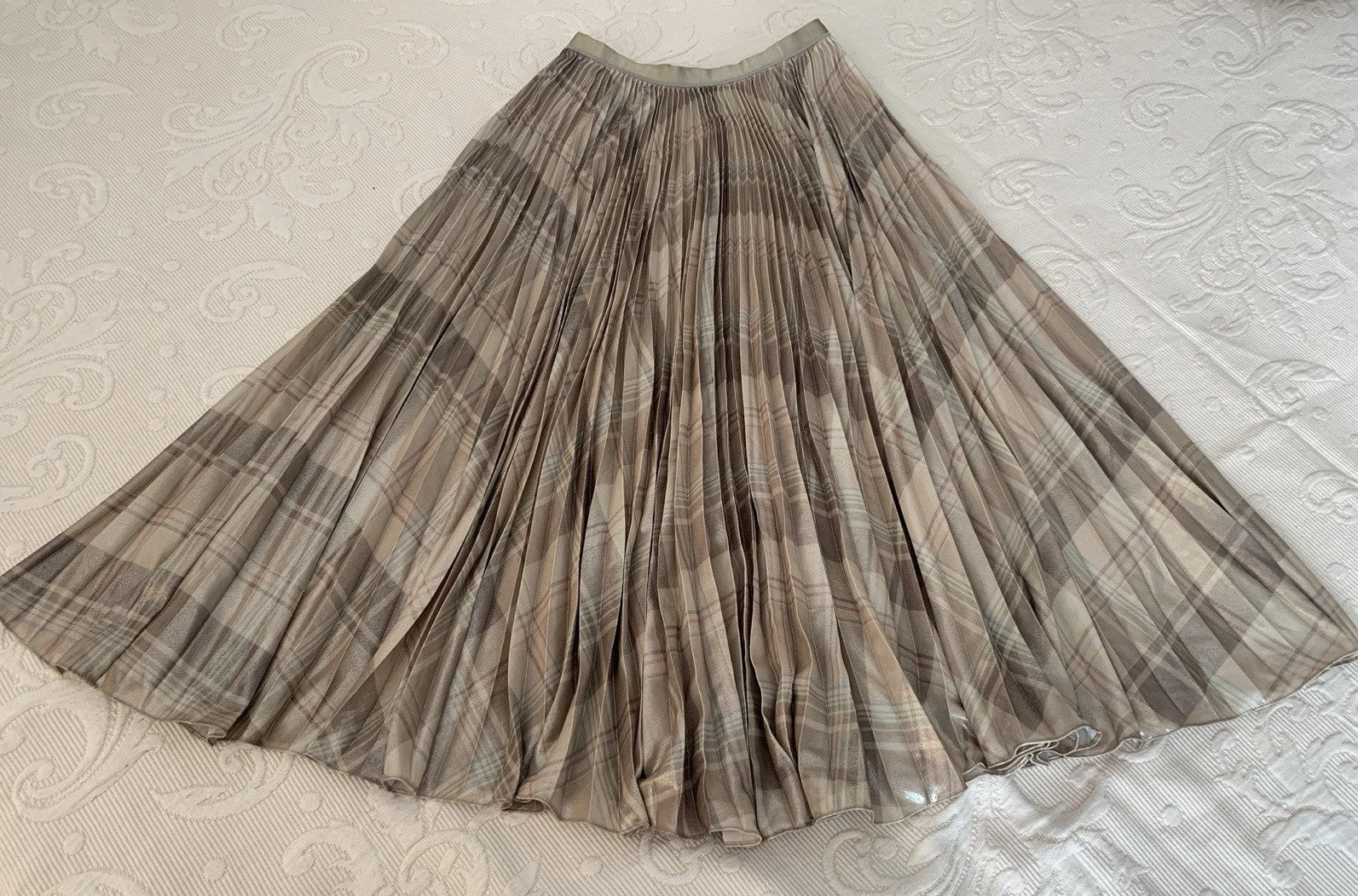 Rückansicht des Lauren Ralph Lauren Plissee Midi Rocks