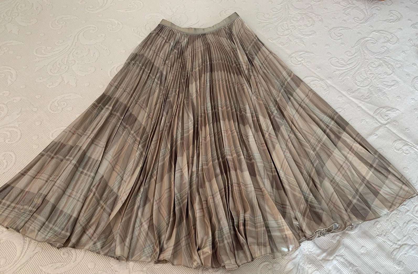Detailaufnahme der Plissee-Struktur beim Lauren Ralph Lauren Midi Rock