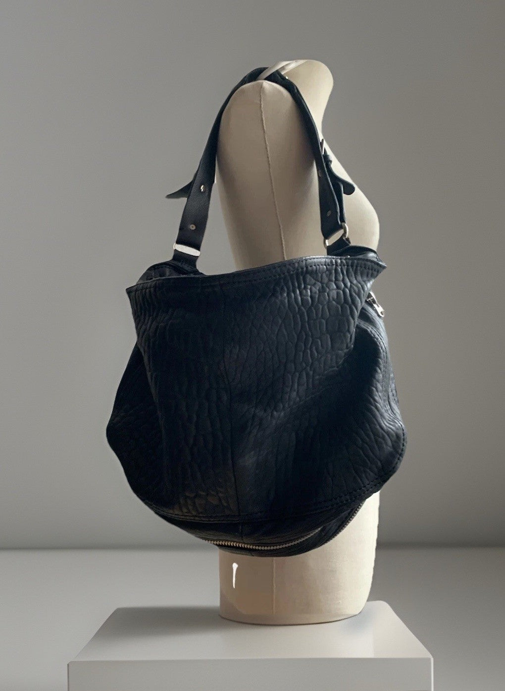 schwarze-ledertasche-shopper-lagenlook-seitlich