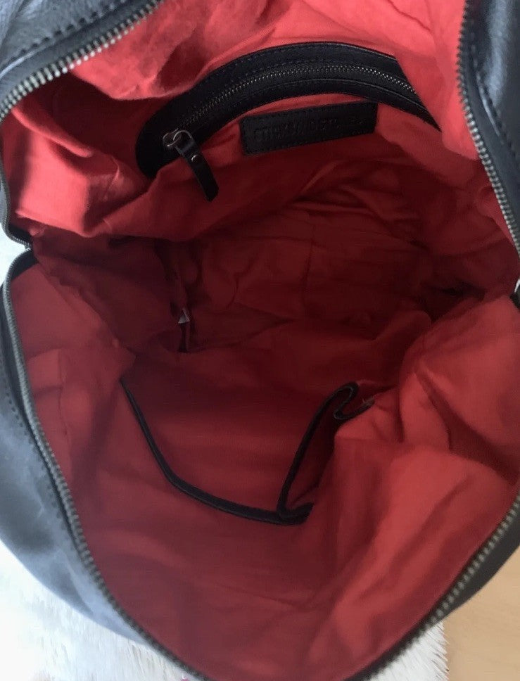 sticksandstones-rucksack-damen-leder-schwarz-innen-rotfutter