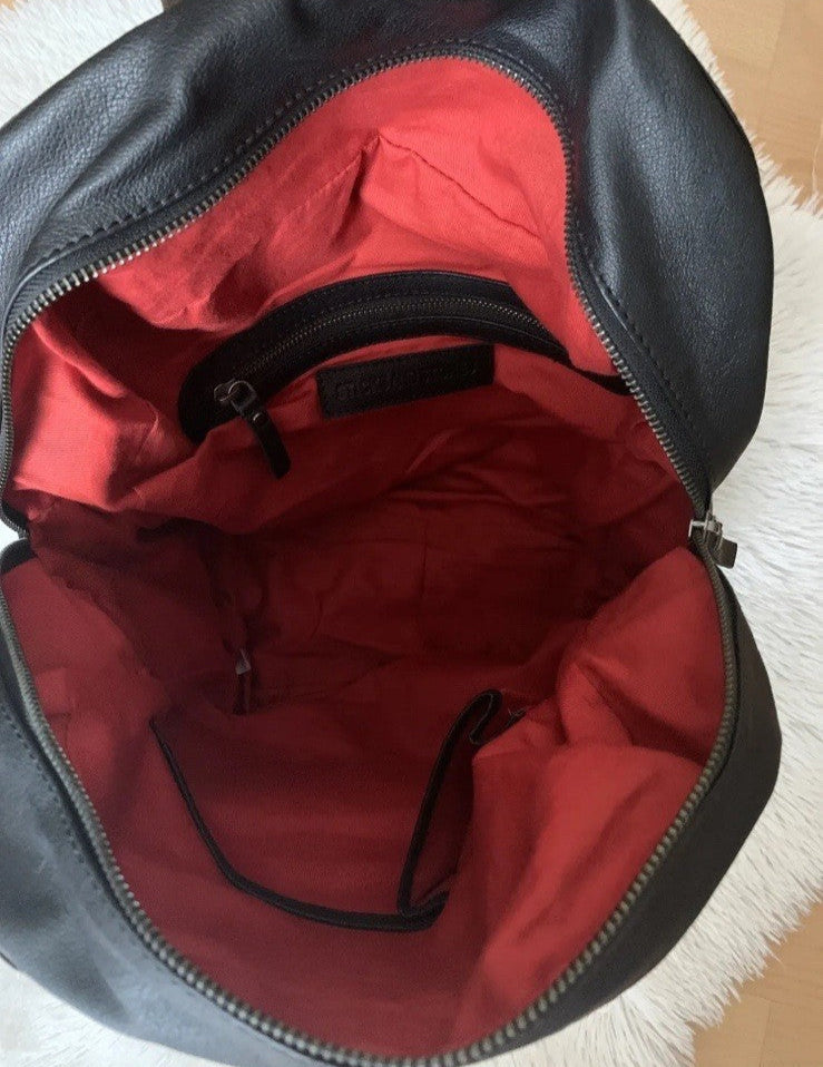 sticksandstones-rucksack-damen-leder-schwarz-innenansicht