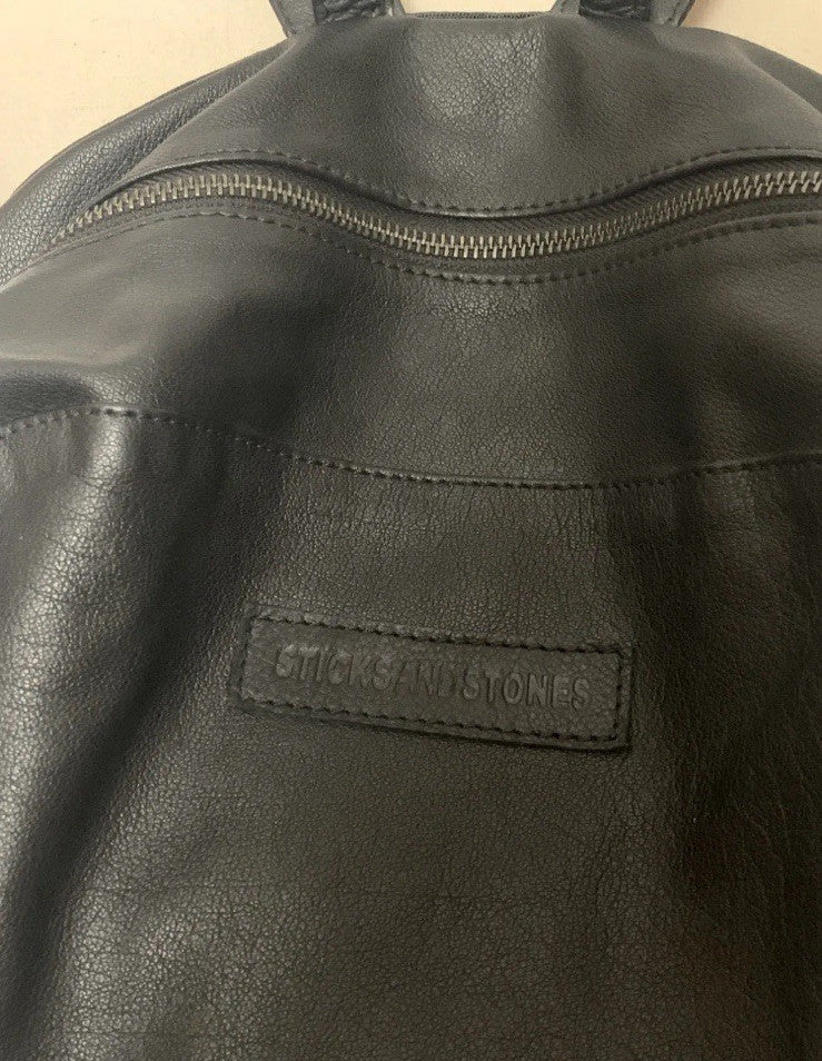 sticksandstones-rucksack-damen-leder-schwarz-logo