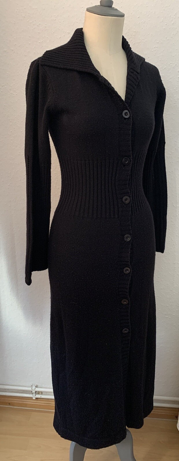 Cardigan am Model mit Knopfleiste