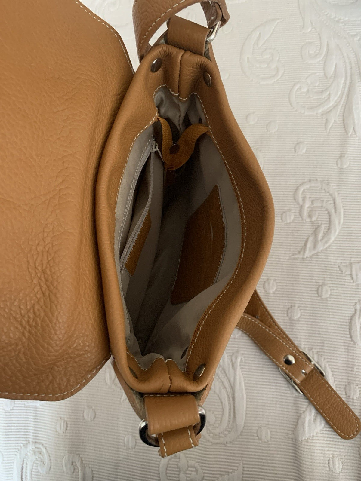 Detailaufnahme des Innenfachs und Futterstoffs der Tasche