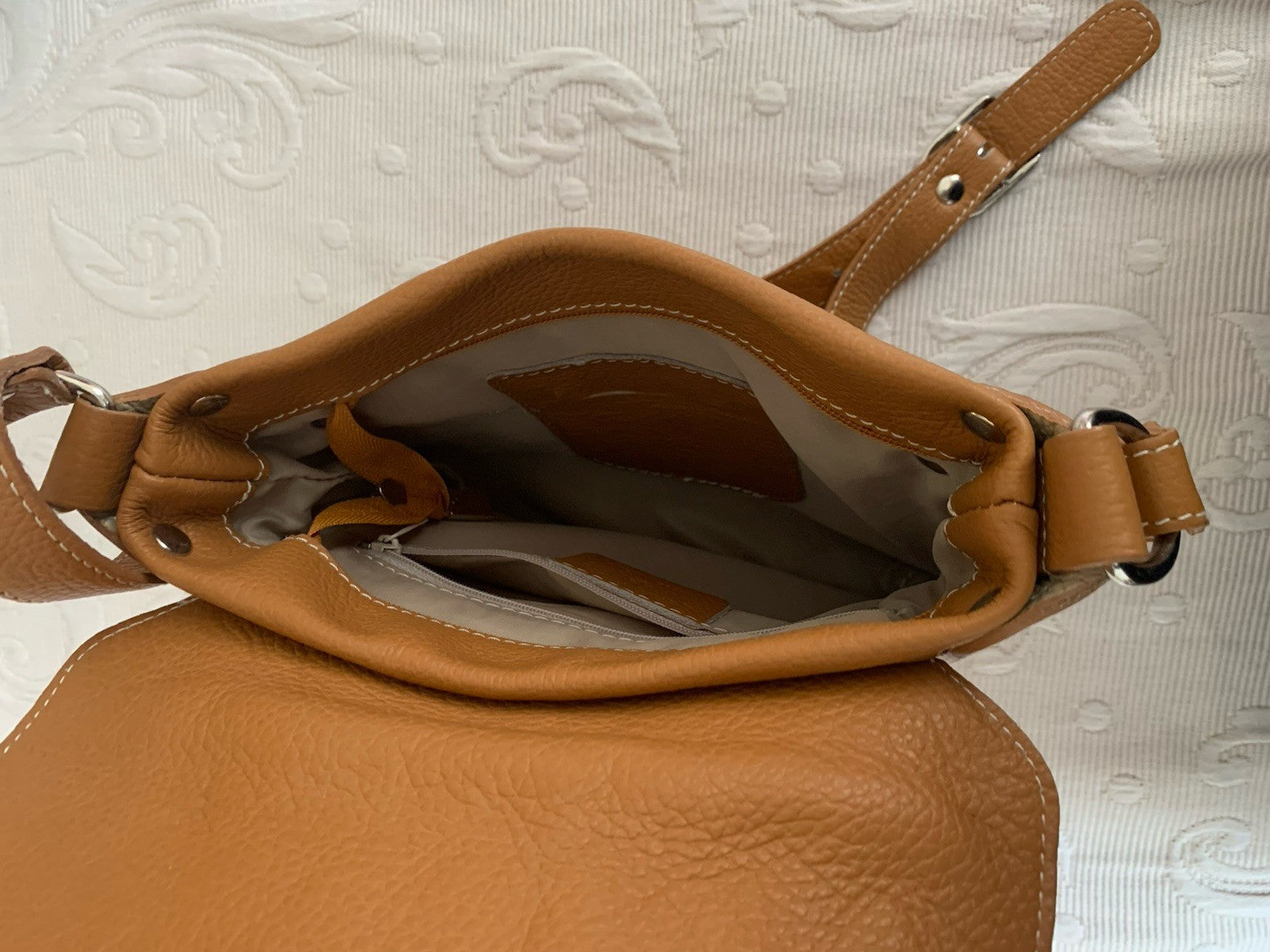 Innenansicht der camelbraunen Echtledertasche mit Fächern und hellem Futter