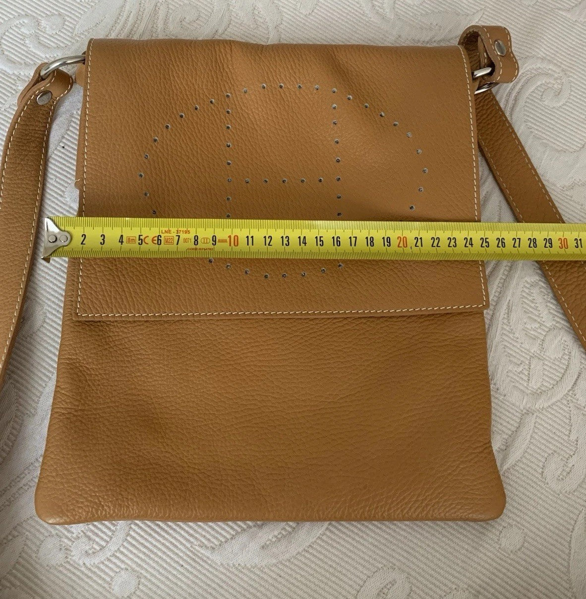 Breitenmessung der Echtledertasche mit Maßband