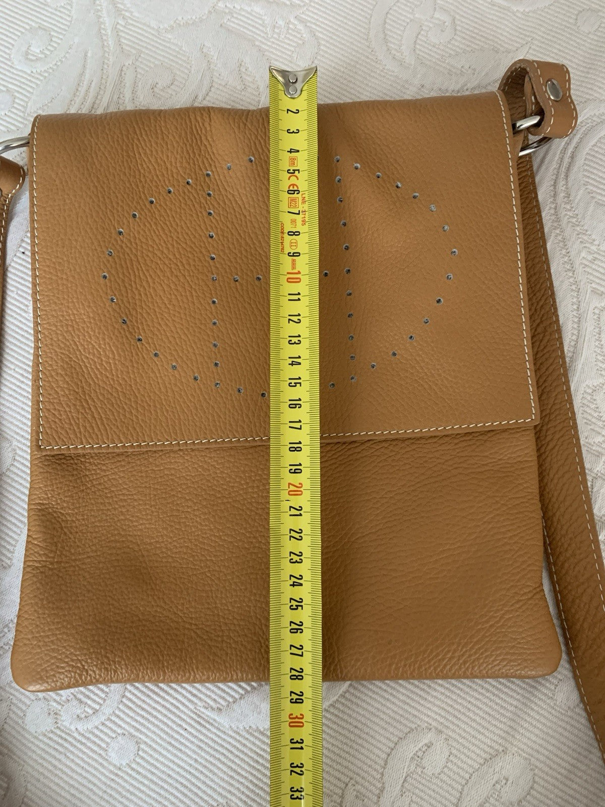 Höhenmessung der camelfarbenen Tasche mit Maßband