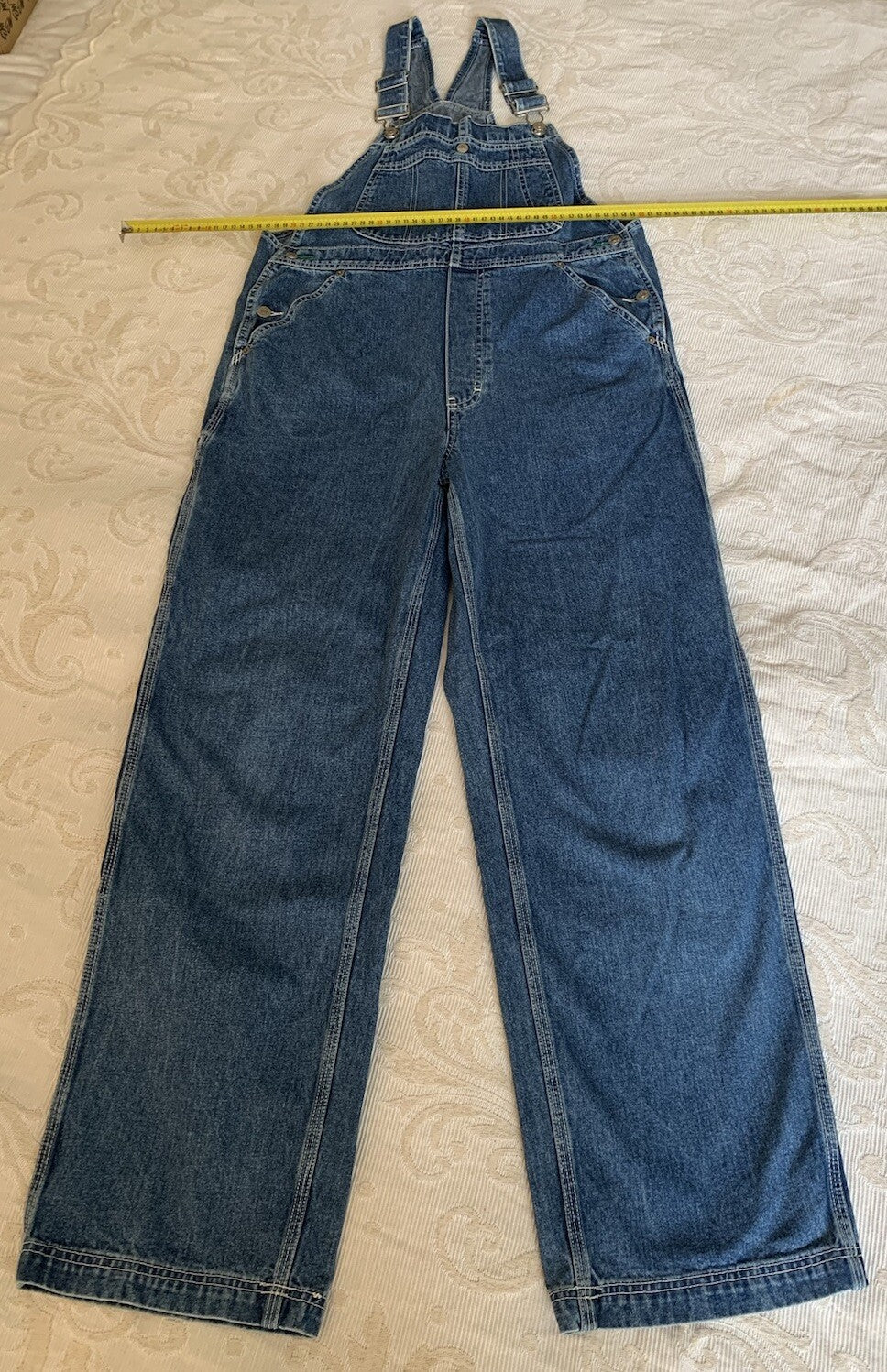 Messung der Bundweite einer Tommy Hilfiger Denim-Latzhose