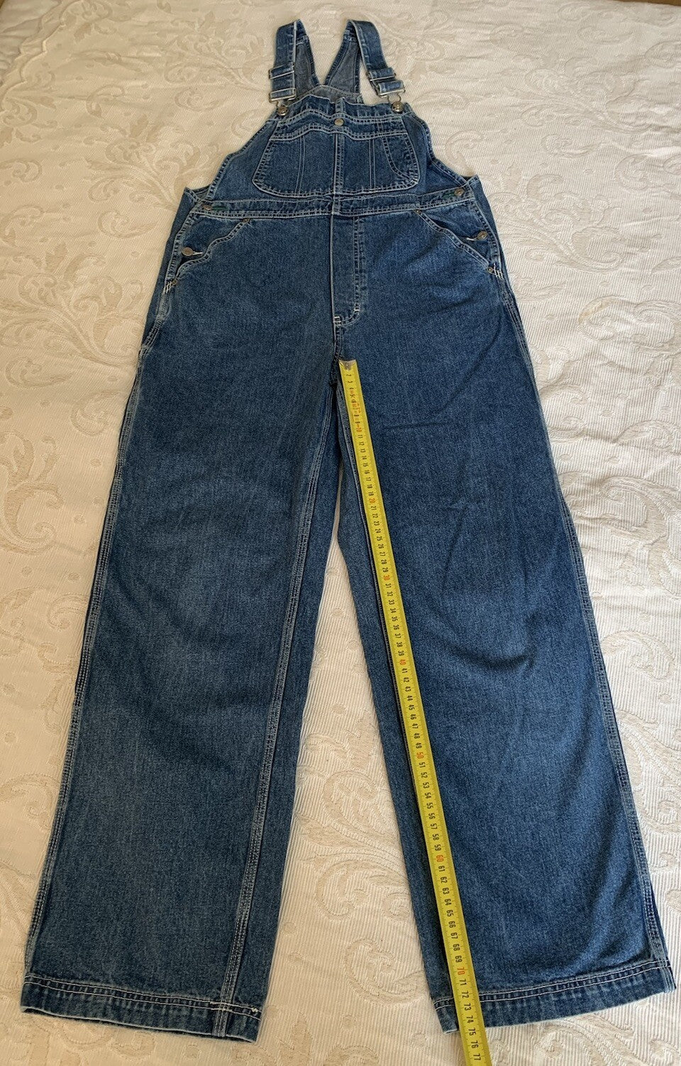 Messung der Gesamtlänge einer Tommy Hilfiger Denim-Latzhose innenlänge