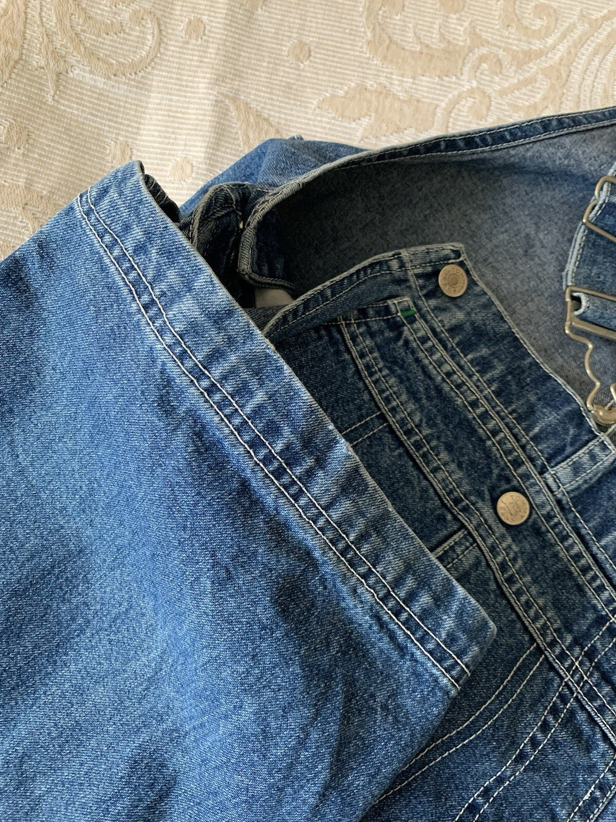 Nahaufnahme der Denimstruktur und Nähte der Latzhose