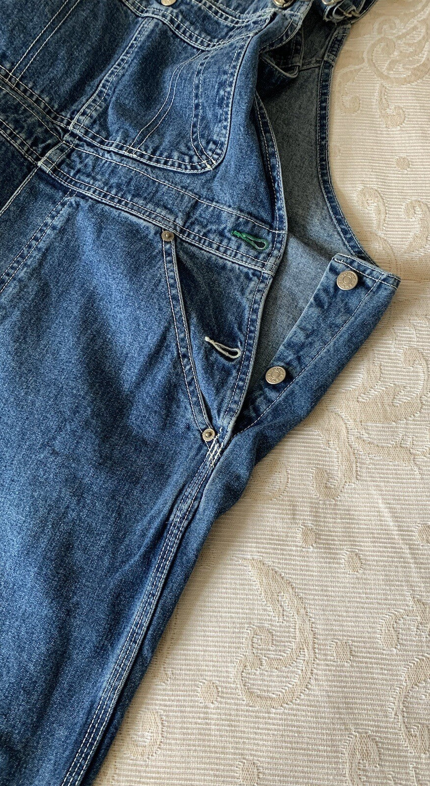 Knopfdetails der Tommy Hilfiger Latzhose