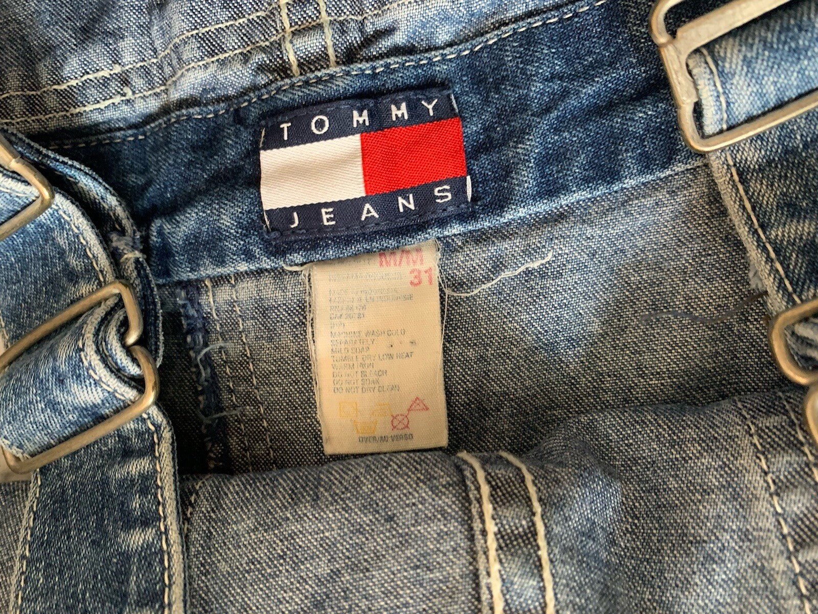Pflegeetikett der Tommy Hilfiger Latzhose
