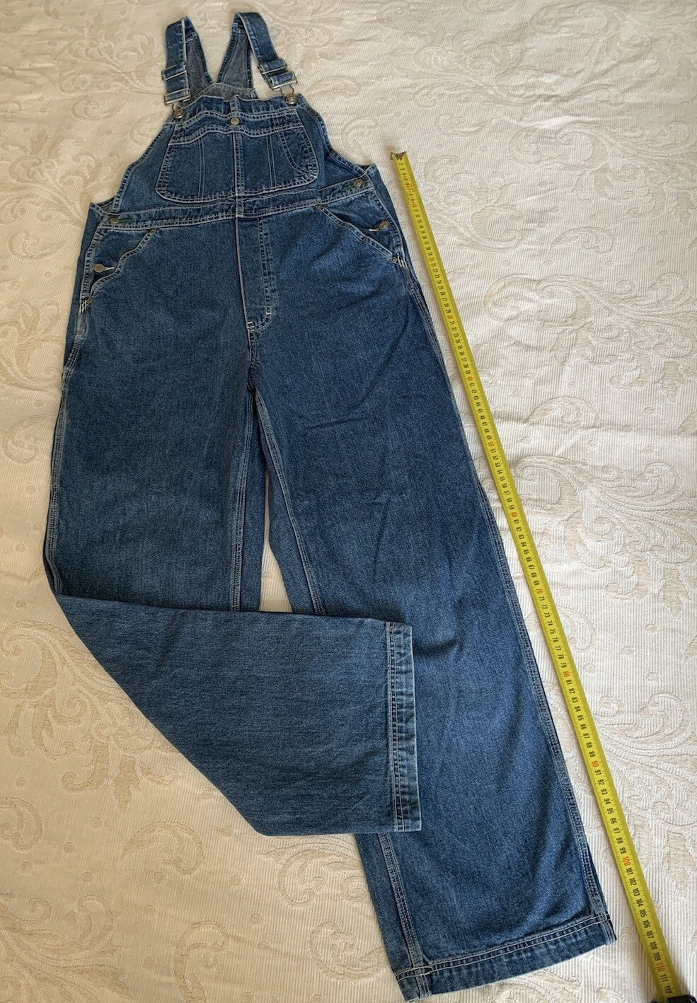 Messung der Gesamtlänge einer Tommy Hilfiger Denim-Latzhose