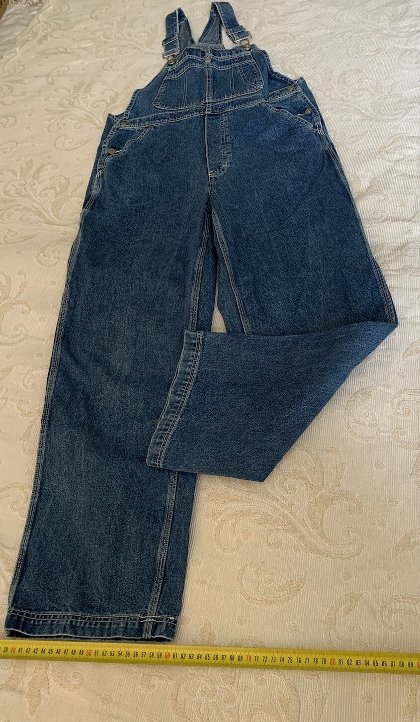 Messung der Schlagweite des Beins einer Tommy Hilfiger Denim-Latzhose