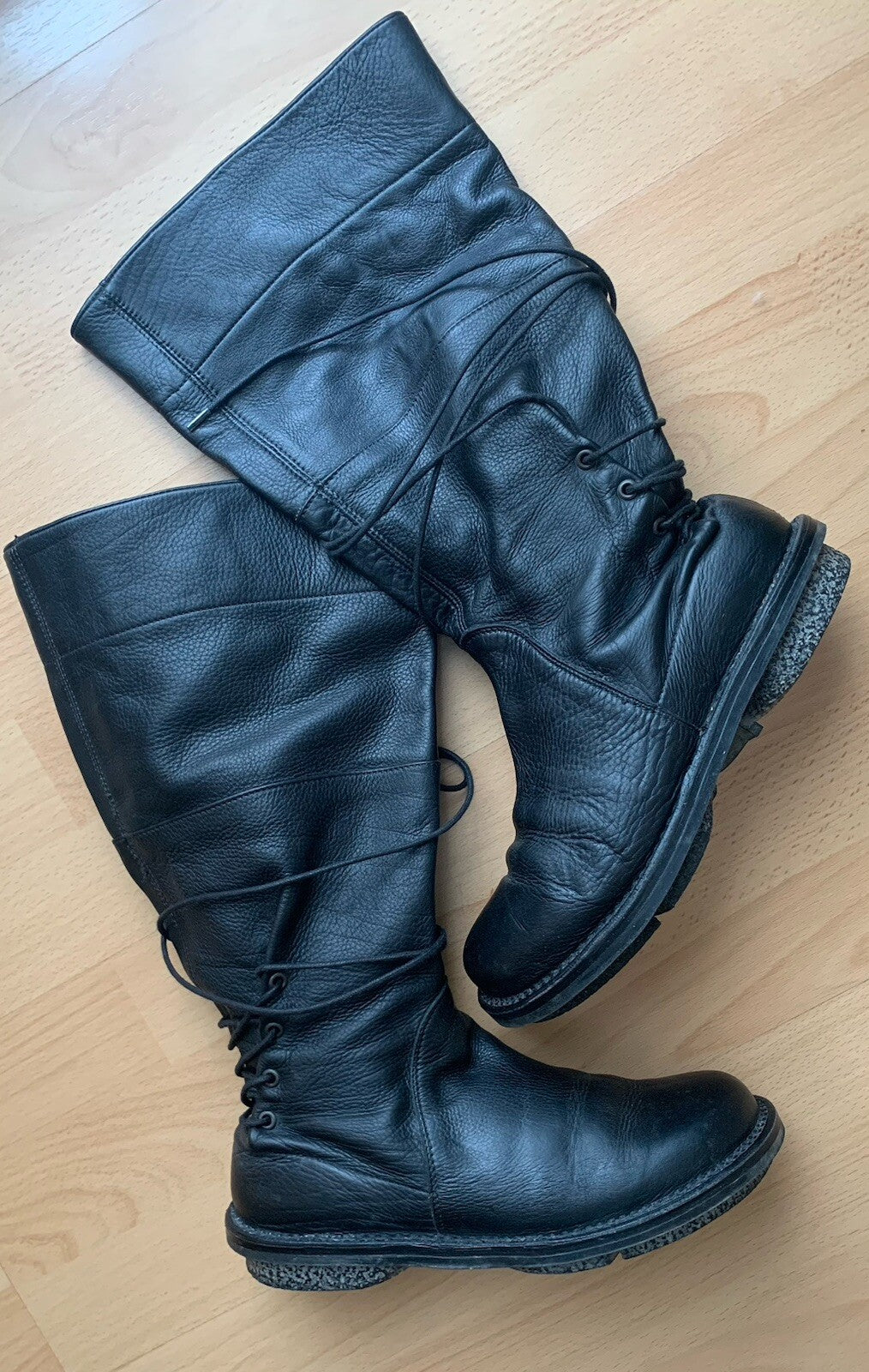 Trippen schwarze Lederstiefel – Seitenansicht Paar stehend, Gr. 37