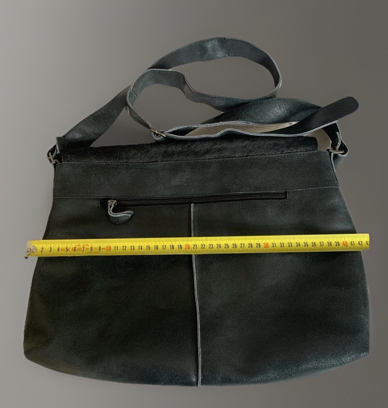 umhaengetasche-schwarz-leder-fell-front-vintage-groesse-breit