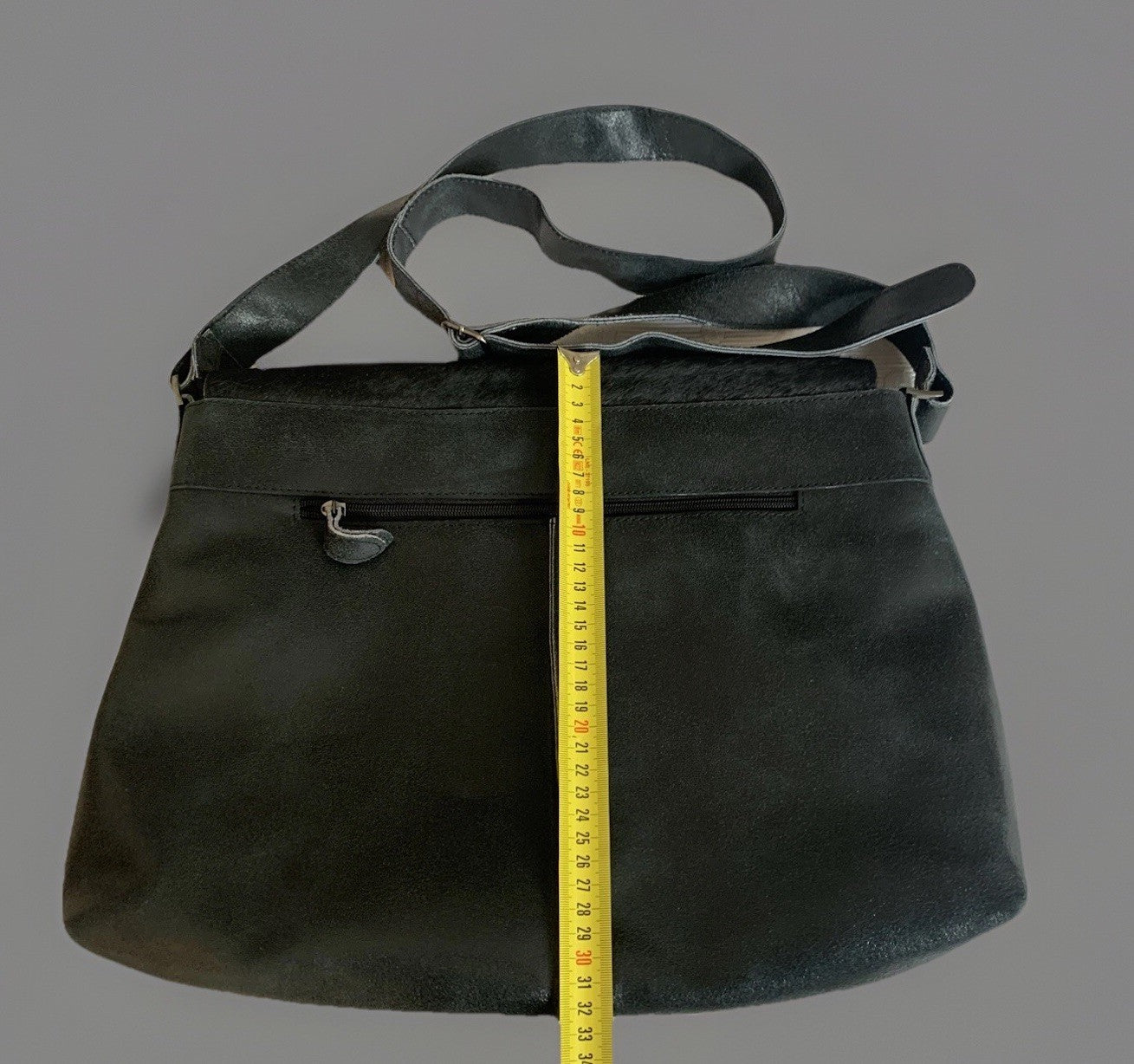 umhaengetasche-schwarz-leder-fell-front-vintage-groesse-hoch