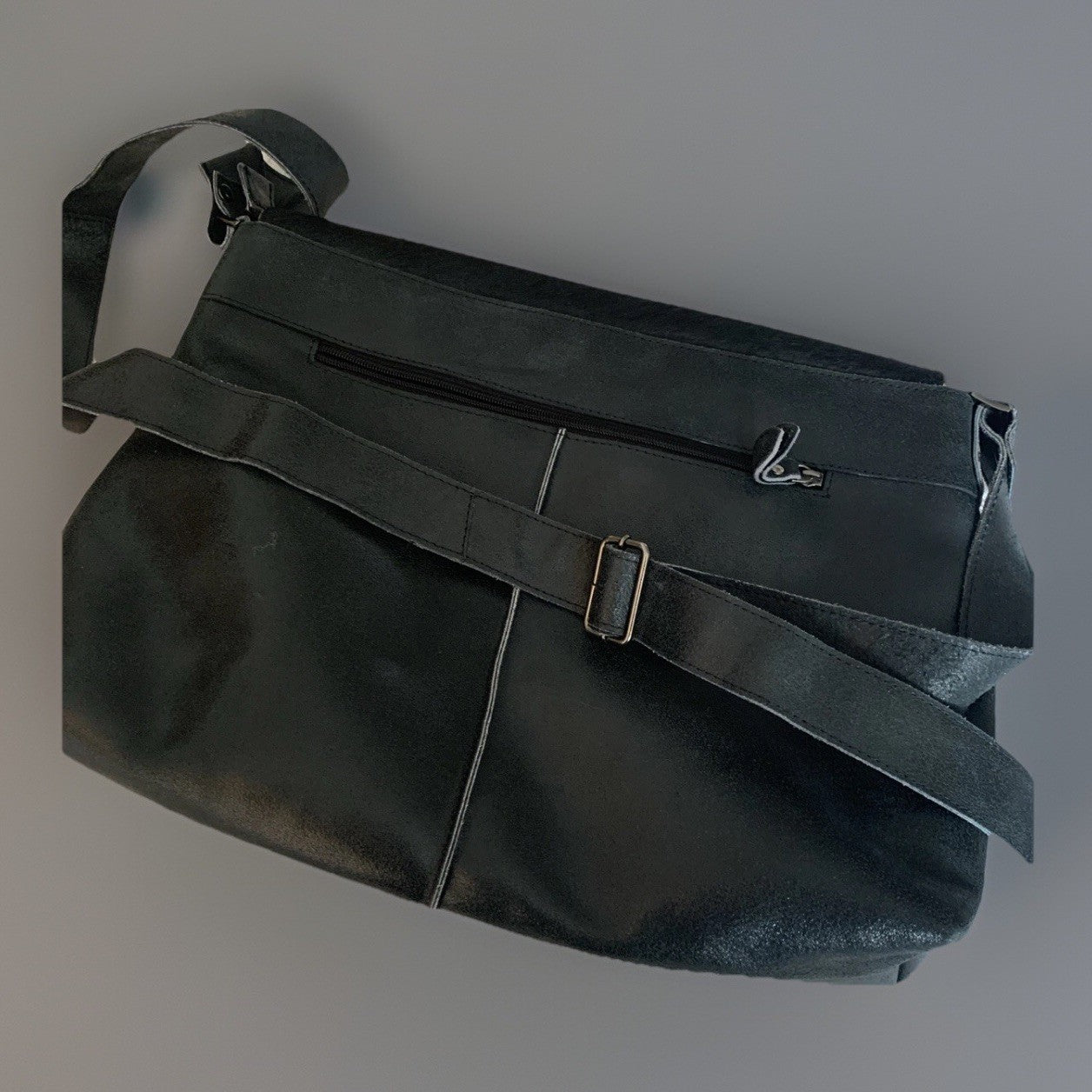 umhaengetasche-schwarz-leder-fell-front-vintage-gurt