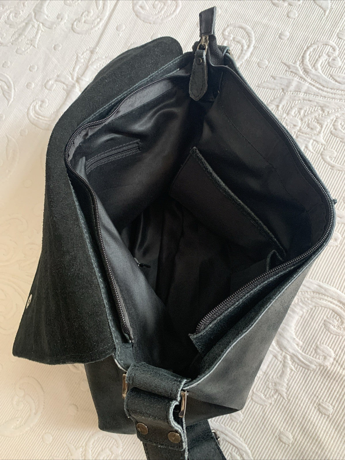 umhaengetasche-schwarz-leder-fell-front-vintage-innenansicht