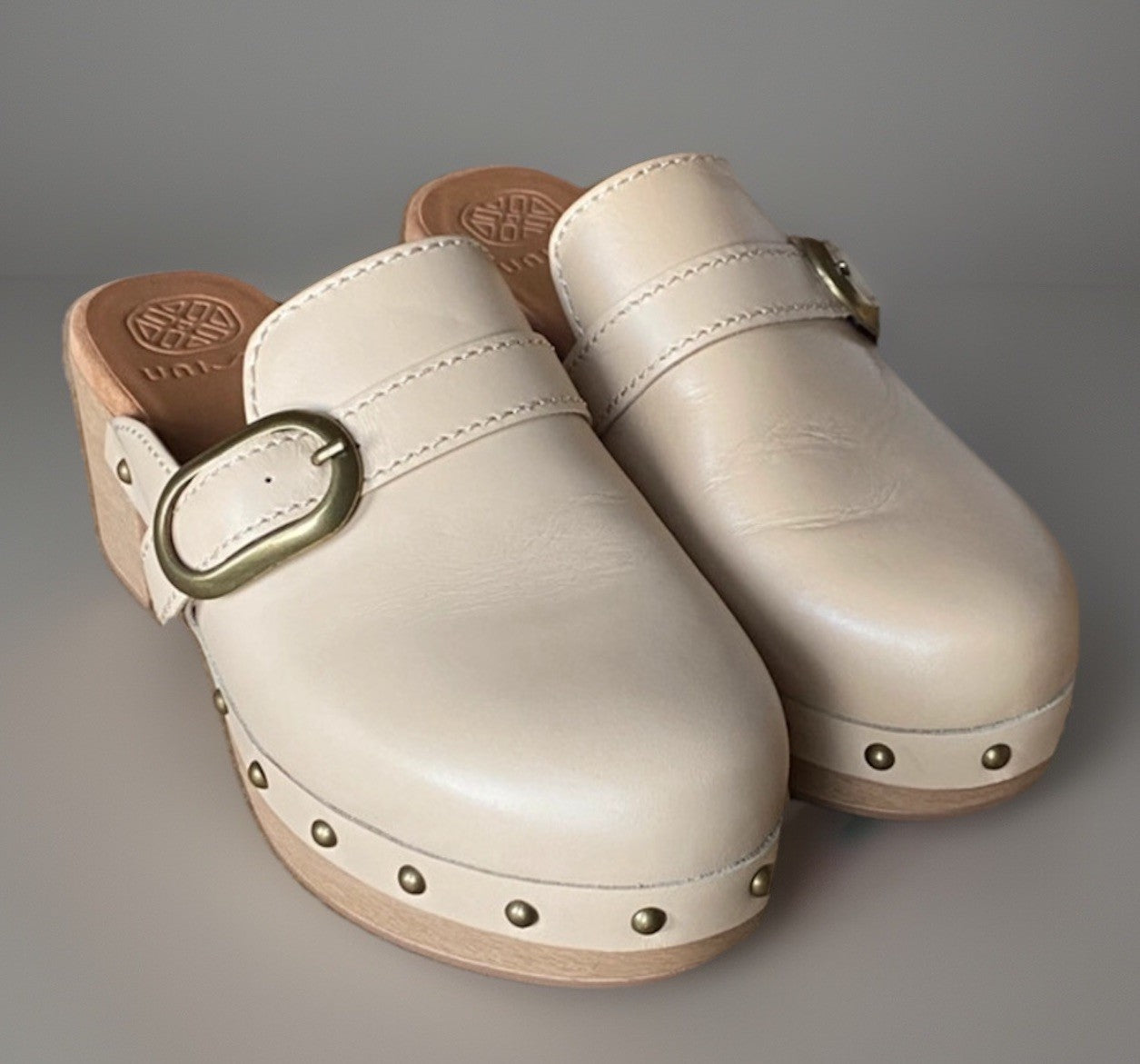 unisa-damen-clogs-beige-vorne