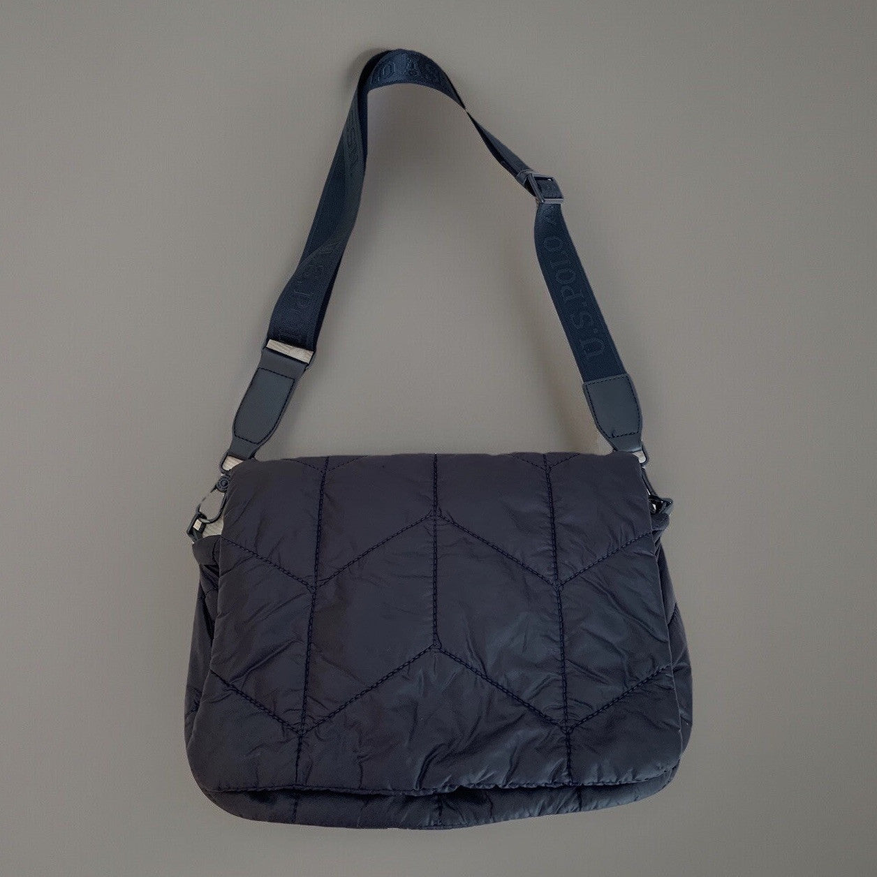 Innenansicht der U.S. Polo Assn. Crossbody Umhängetasche mit Logo-Futter