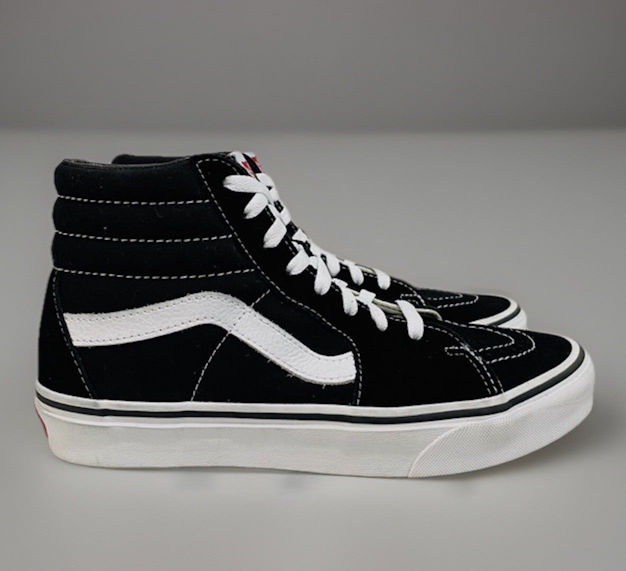Seitliche Ansicht des rechten VANS Old Skool High Sneaker in Schwarz Weiß