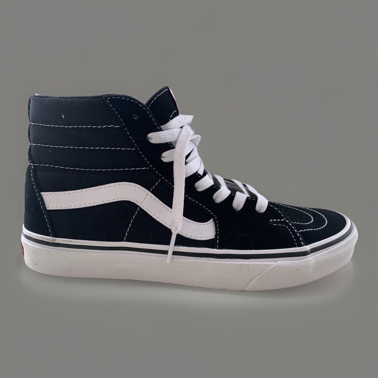 Seitliche Ansicht des Linken VANS Old Skool High Sneaker in Schwarz Weiß
