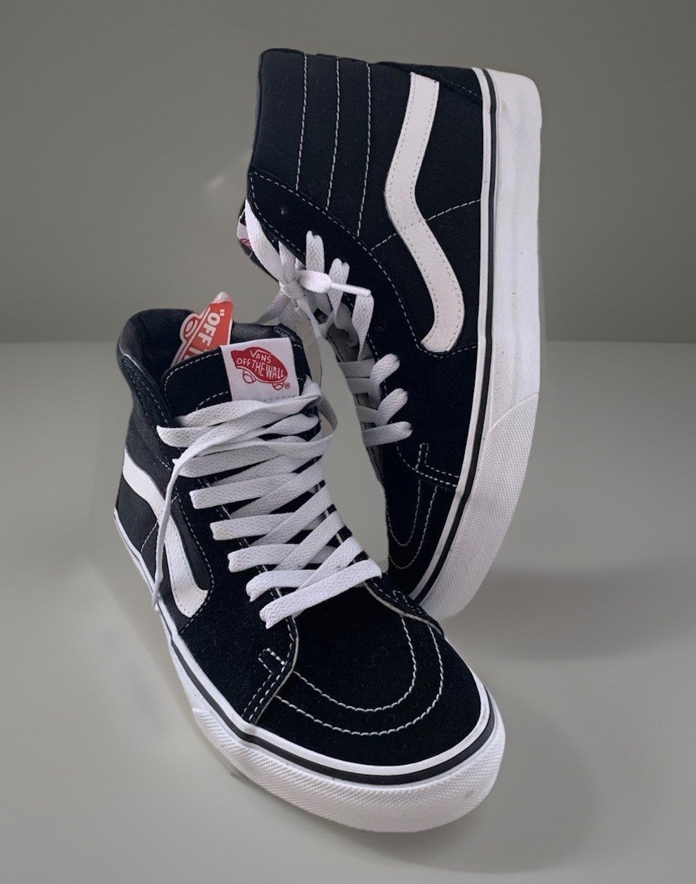 Seitliche Ansicht der VANS Old Skool High Sneaker in Schwarz Weiß